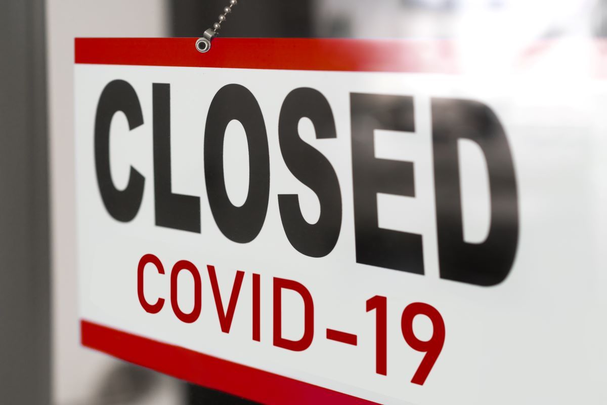 Closed Covid-19 Sign