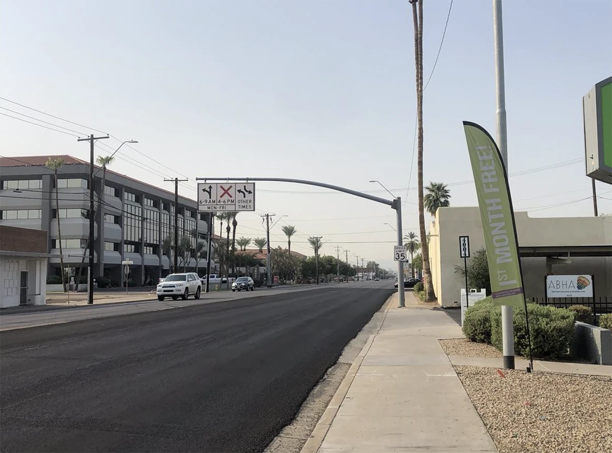 Traffic sign showing Phoenix reverse lane rules on 7th Avenue