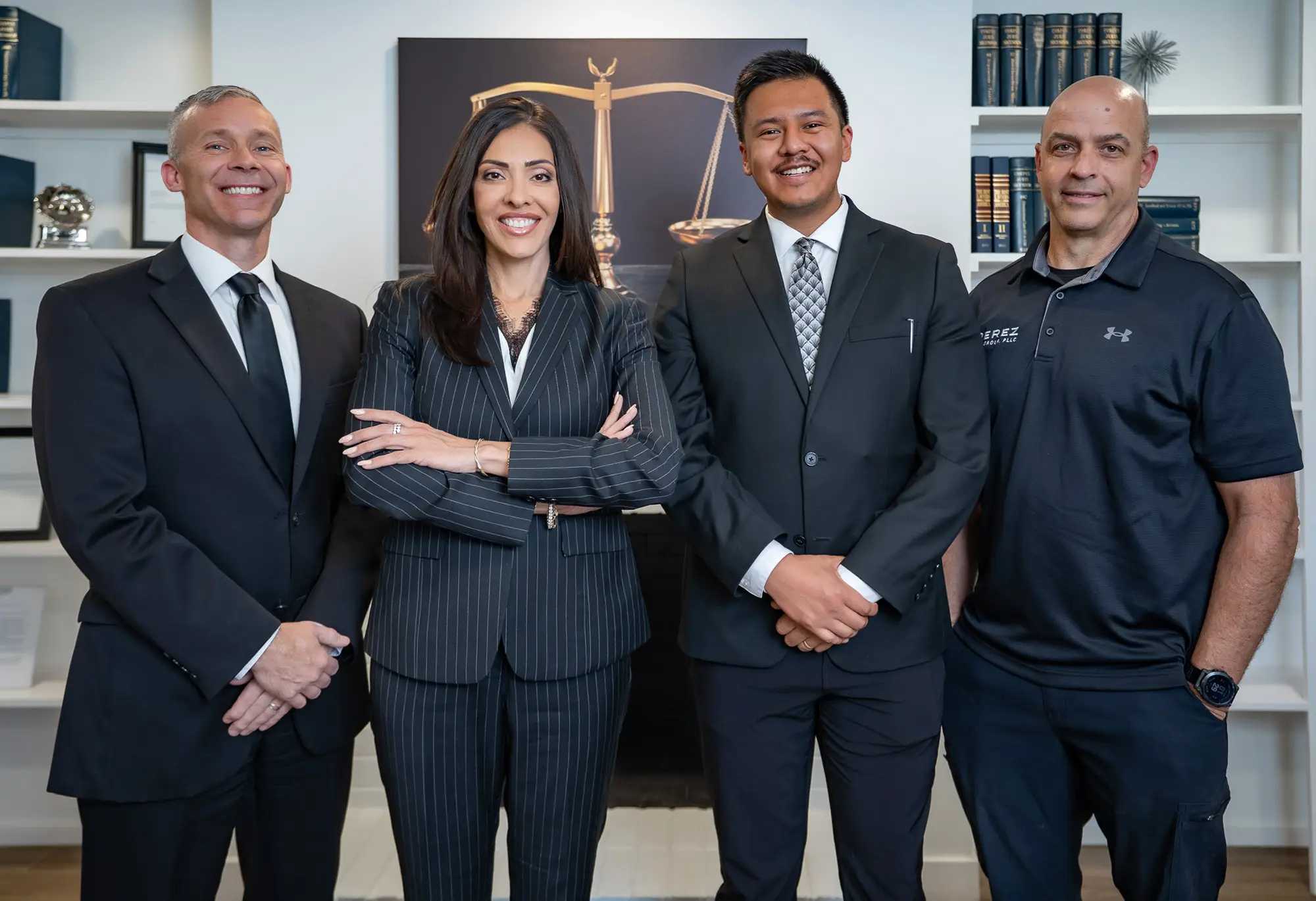 Equipo de Perez Law Group en su oficina de Glendale, Arizona, con Cristina Perez Hesano y tres integrantes del despacho.